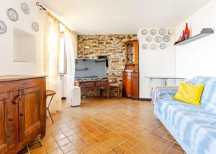 Дом отдыха Sea-view Retreat - Pool, Tavern, Fireplace Рапалло
