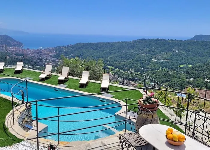 Sea-view Retreat - Pool, Tavern, Fireplace Feriehus